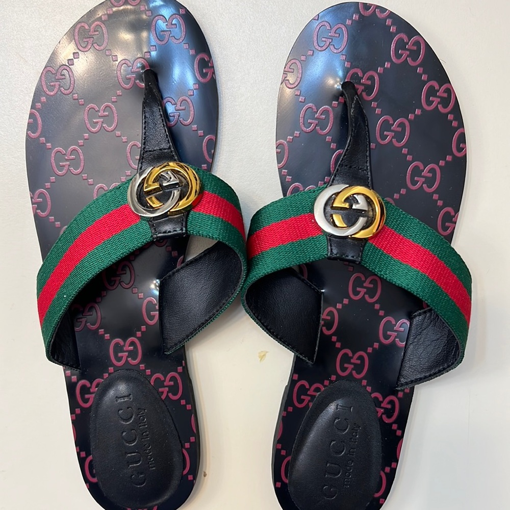 Gucci Slide worn about 5 times. No damage. Shoe looks brand new